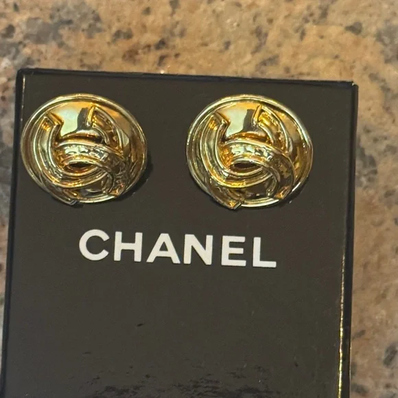 Authentic Vintage 18k Gold Chanel Earrings - Picture 6 of 6